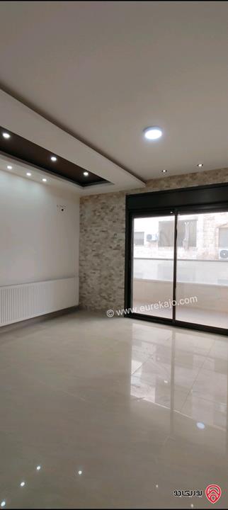 شقة أرضية مساحة 245م داخلي و 100م خارجي للبيع في عمان - ناعور