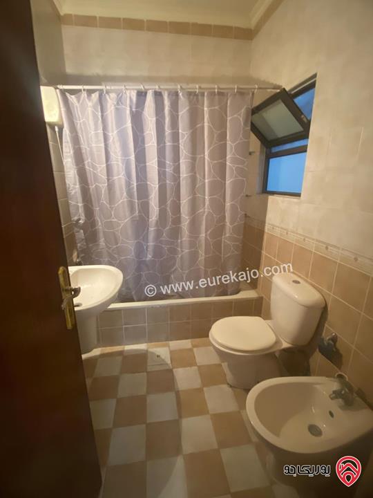 شقة طابق ثالث مساحة 180م للبيع في عمان - الرابية