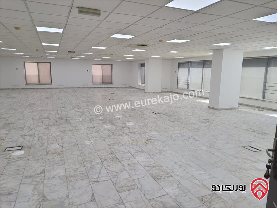 مبنى مكاتب طابقية حديثة مساحة كل طابق 420م للإيجار في موقع استراتيجي في عمان - الشميساني 