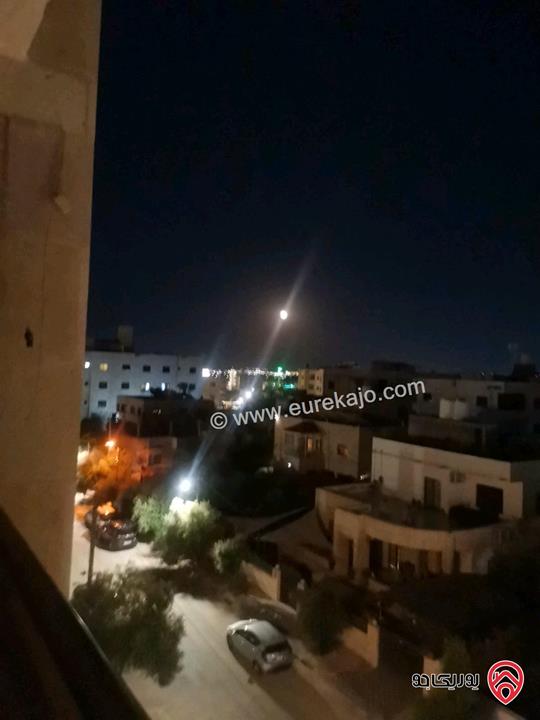 شقة دوبلكس طابق ثالث فخمة اطلالة رائعة قرب الخدمات مساحة 200م للبيع مع الاثاث في اربد حديقة طارق 