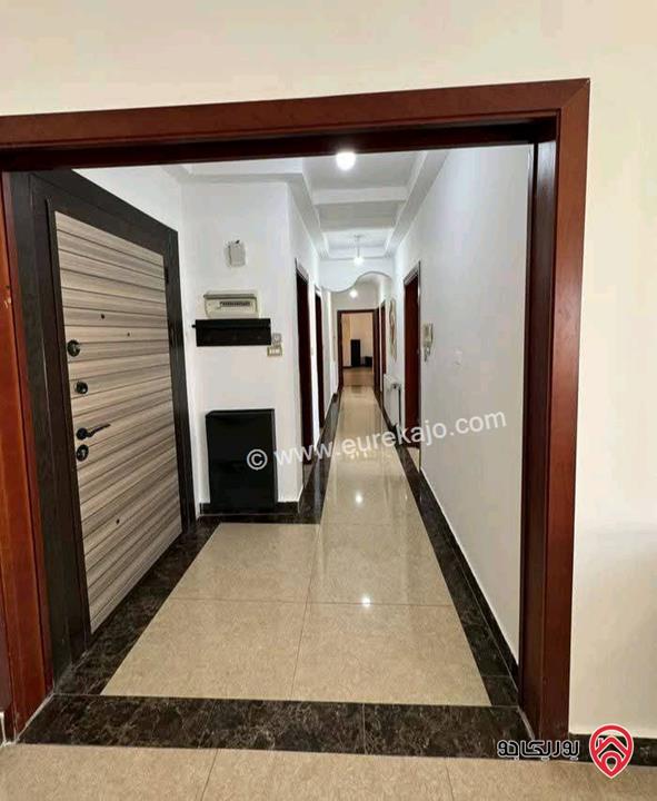 شقة فارغة طابق ثالث مع روف مساحة 260م للايجار في عمان - الرابية  