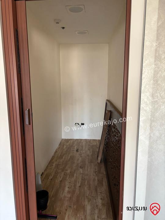 مكتب مميز مساحة 102م للايجار او للبيع في عمان - السابع منطقة حيوية جدا جاهز للاستعمال ديكور كامل