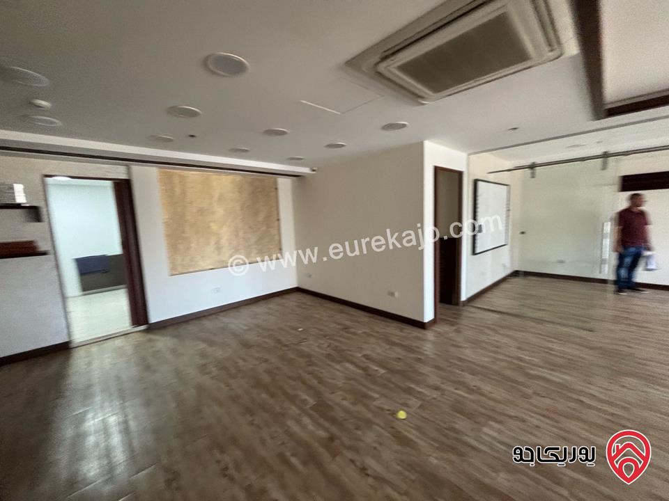 مكتب مميز مساحة 102م للايجار او للبيع في عمان - السابع منطقة حيوية جدا جاهز للاستعمال ديكور كامل