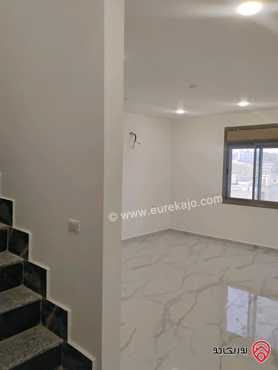 شقة طابق ثالث مع روف مساحة 190م مع ترس 110م للبيع بالأقساط في الزرقاء الجديدة