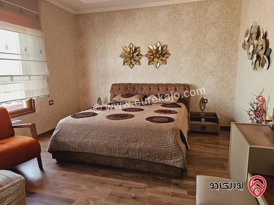 شقة سوبر ديلوكس مساحة 273م طابق أرضي مع مساحة خارجية 90م للبيع مفروشة في الجبيهة 