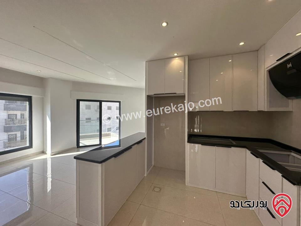 شقة فاخرة طابق ثالث مع روف مساحة 160م اطلاله بانوراما للبيع في عمان - الجبيهة قرب مسجد المنصور 