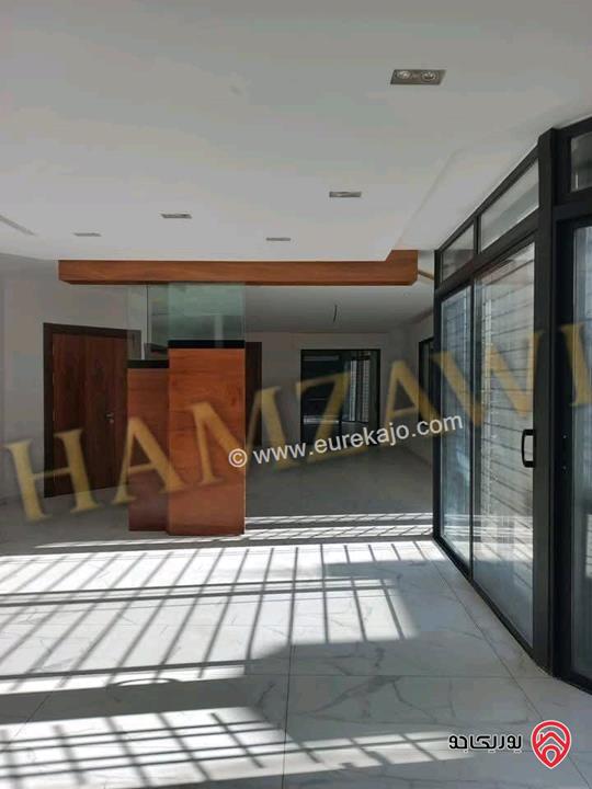 شقة دوبلكس أرضية مساحة 300م داخلي و 250م خارجي للايجار في عمان - حي الصحابة 