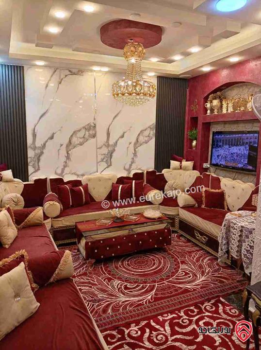 منزل مساحة 210م على أرض 450م للبيع في مخيم الزرقاء قريب من المجمع الجديد 