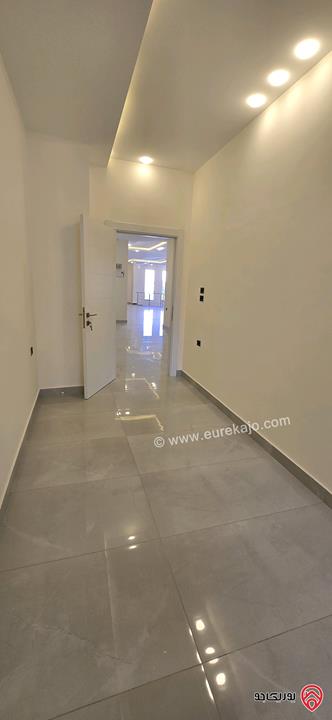 شقة مميزة طابق أرضي دوبلكس مساحة 287م داخلي و 240م خارجي للبيع في عمان - الجندويل