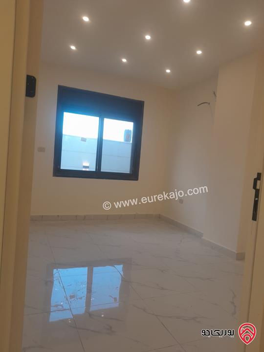 شقة جديدة ارضي مساحة 120م +70م ترس في عمان - المقابلين ش. الحرية