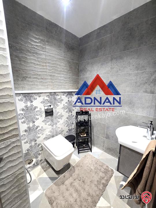 شقة مفروشة مساحة 230م مع حديقة كبيرة 300م و مدخل وكراج خاص للايجار في عمان - الرابية