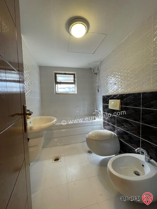 شقة فارغة مساحة 200م داخلي و 50م خارجي للإيجار في عمان - خلدا