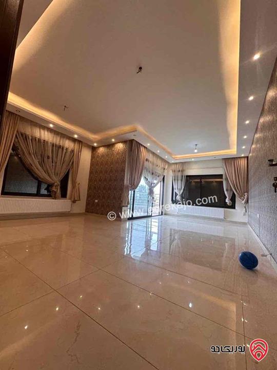 شقة طابق ثالث مع روف مساحة 180م للايجار في عمان - خلدا