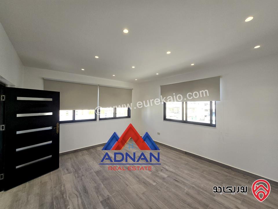 رووف فخم جديد مساحة 80م مع ترس واسع 150م للإيجار في عمان - أم أذينة