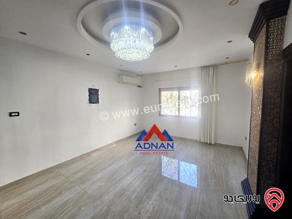 شقة ارضية مساحة 170م داخلي و 100م خارجي للإيجار الفارغ في عمان - الرابية