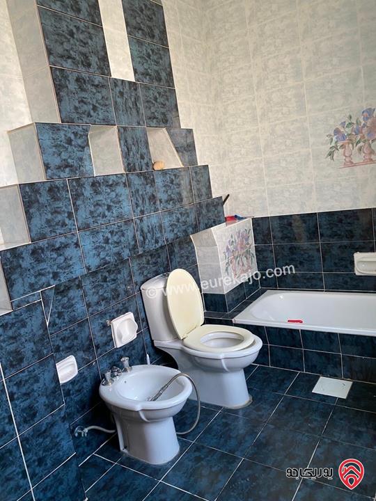 فيلا طابقين مساحة 400م على ارض 824م للبيع في الزرقاء الجديدة