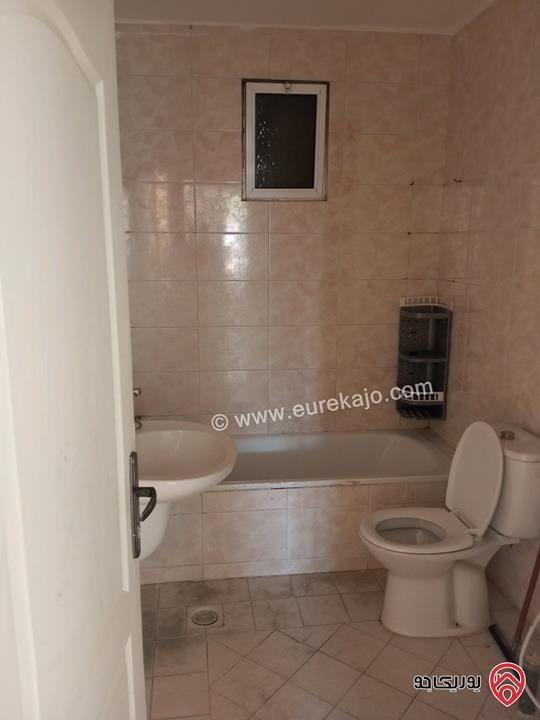 شقة طابق أول مساحة 140م للبيع في اربد غرب مسجد علياء التل