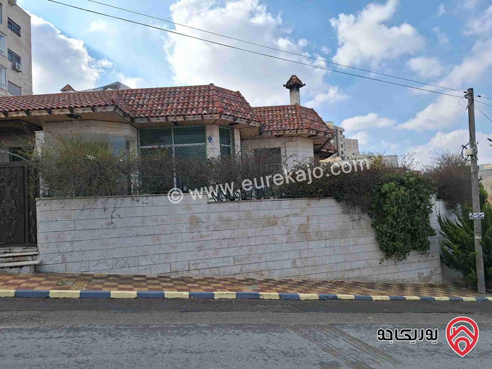 فيلا مساحة 650م على أرض 1 دونم للبيع بسعر لقطة في عمان - الجبيهة مطلة على جبال السلط وجرش 