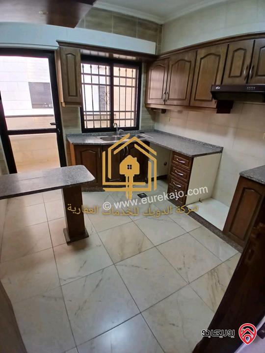 شقة فارغة طابق ثالث مساحة 100م للايجار في عمان - الرابية 