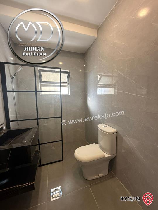 شقة ارضية للبيع في عمان - خلدا مساحة 200م مع ترس 45م تشطيبات ديكورات سوبر ديلوكس بسعر مميز جداً 