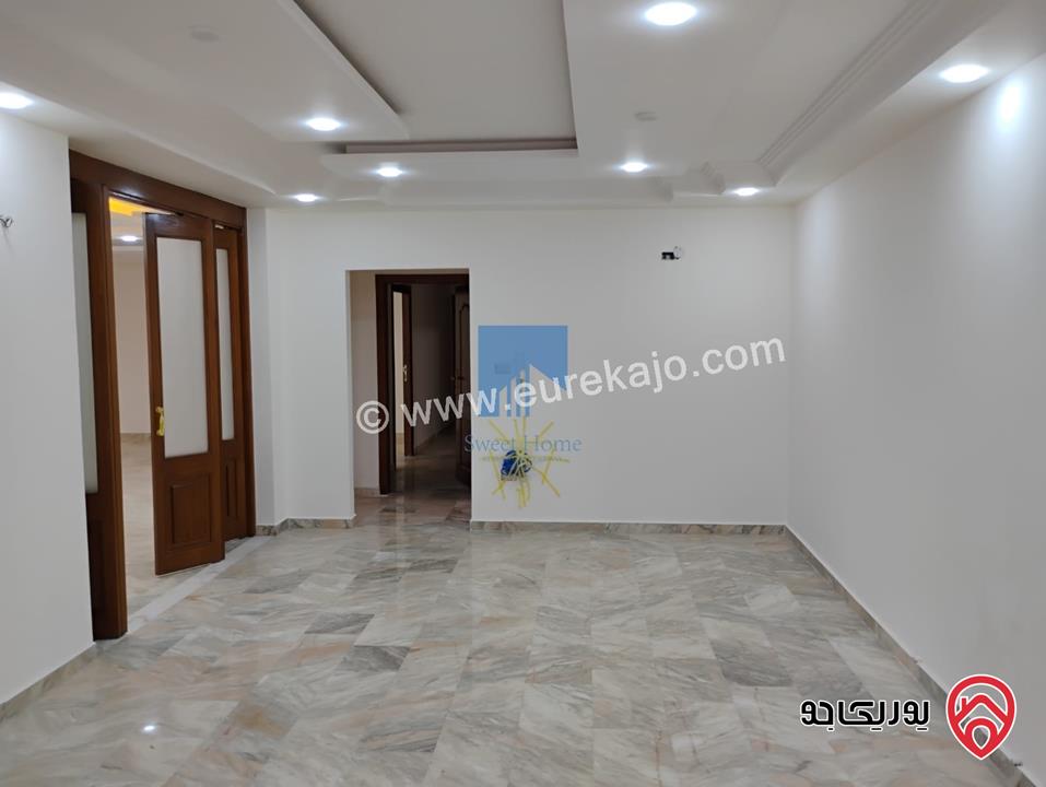 شقة أرضية مساحة 225م مع حديقة وترسات 100م تشطيب سوبر ديلوكس للبيع في عمان - خلدا