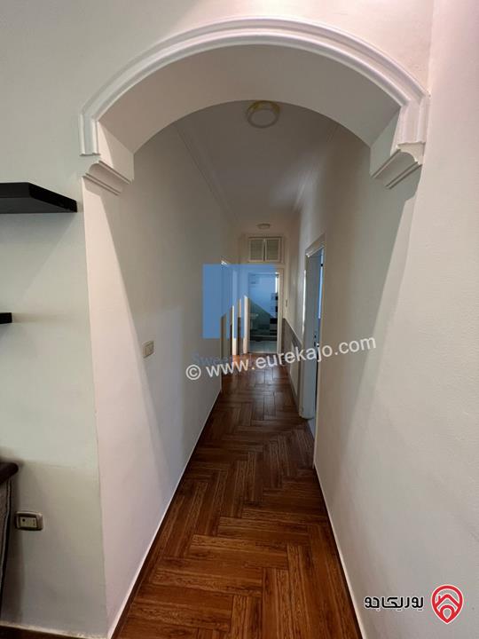 شقة أرضية مفروشة 200م مع حديقة وترسات 150م للبيع في جبل عمان 