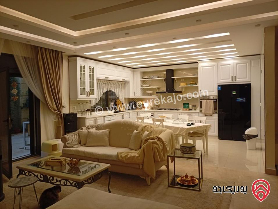 شقة فاخرة شبه أرضية مساحة 221م داخلي و 280م خارجي للبيع في عمان - على طريق المطار