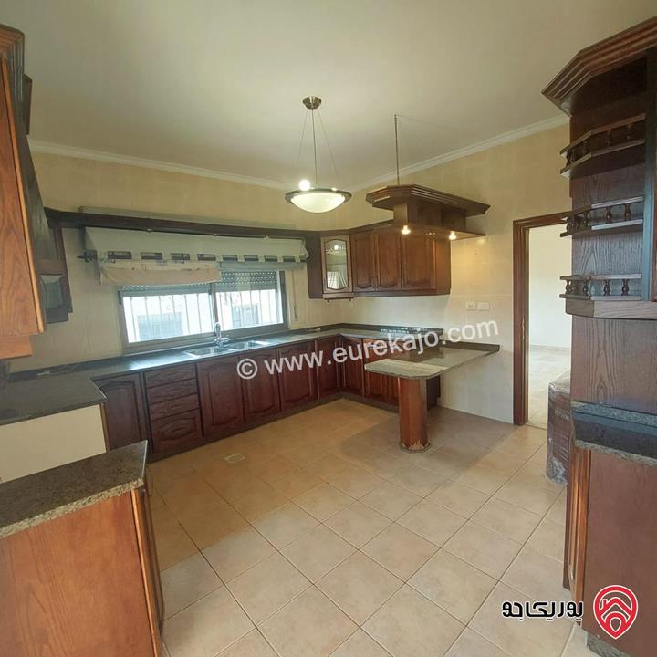 شقة طابق ثالث مع روف مساحة 200م للبيع في عمان - خلدا