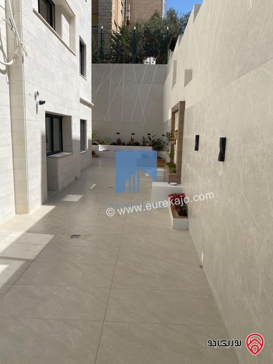 شقة فاخرة للبيع في عمان - أم أذينة قرب أبراج السادس 200م مع حديقة وترسات 250م لم تسكن