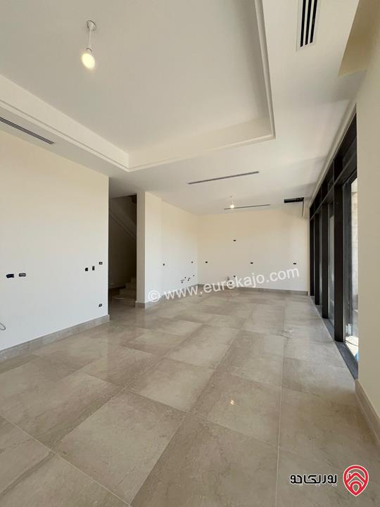 فيلا مساحة 700م على ارض 500م للبيع في عمان - دابوق بتشطيب فندقي مع مسبح خاص