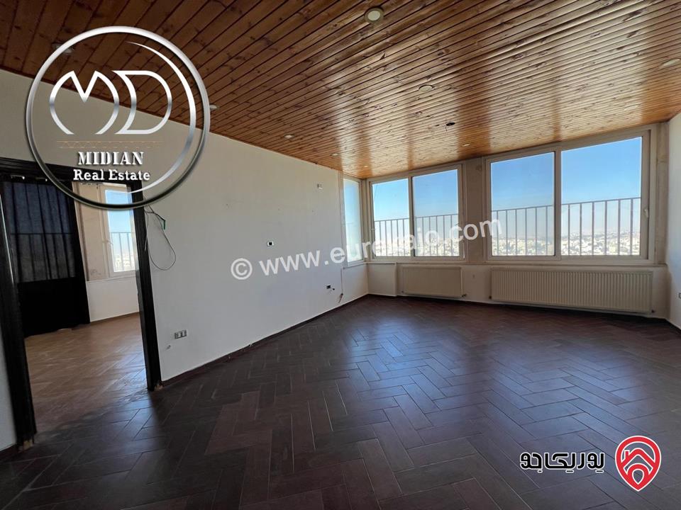 شقة دوبلكس فارغة للايجار طابق أخير مع روف في عمان - ضاحية الرشيد مساحة 300م مع تراسات اطلالة رائعة