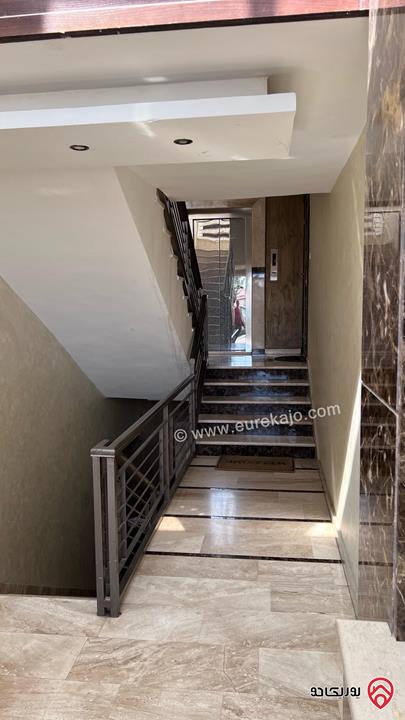 شقة طابق أخير مع روف مساحة 280م باطلالة خلابة للبيع في عمان - ضاحية النخيل من المالك مباشرة 