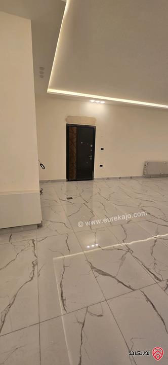 شقة مميزة طابق أرضي دوبلكس مساحة 287م داخلي و 240م خارجي للبيع في عمان - الجندويل