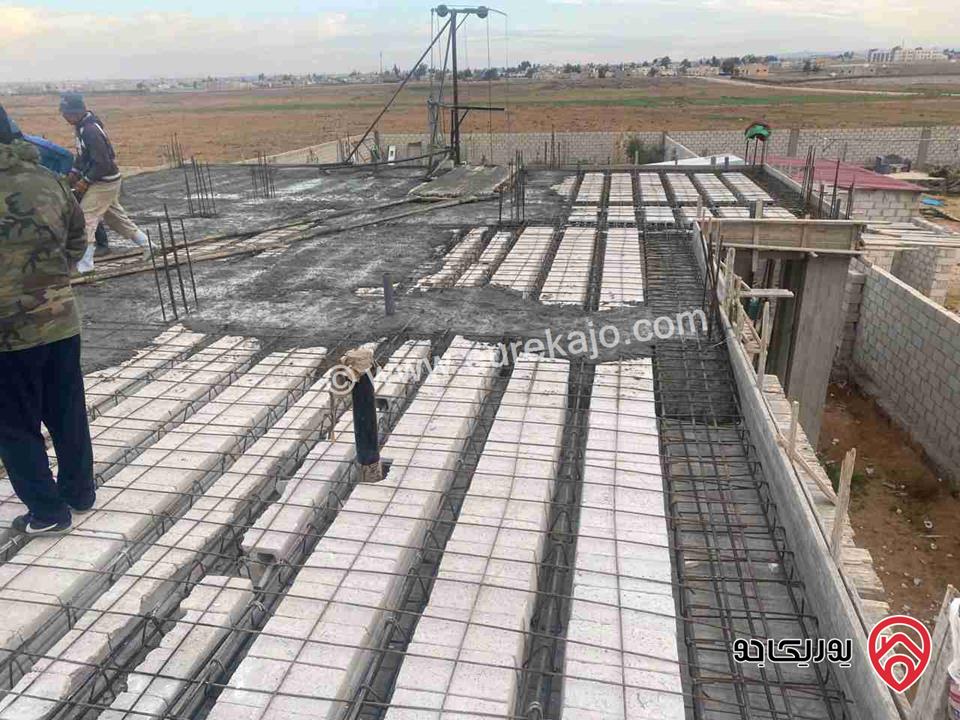 قطعة أرض مساحة 1 دونم و 500م وبناء قائم على مساحة 170م للبيع في المفرق روضة الاميرة بسمة