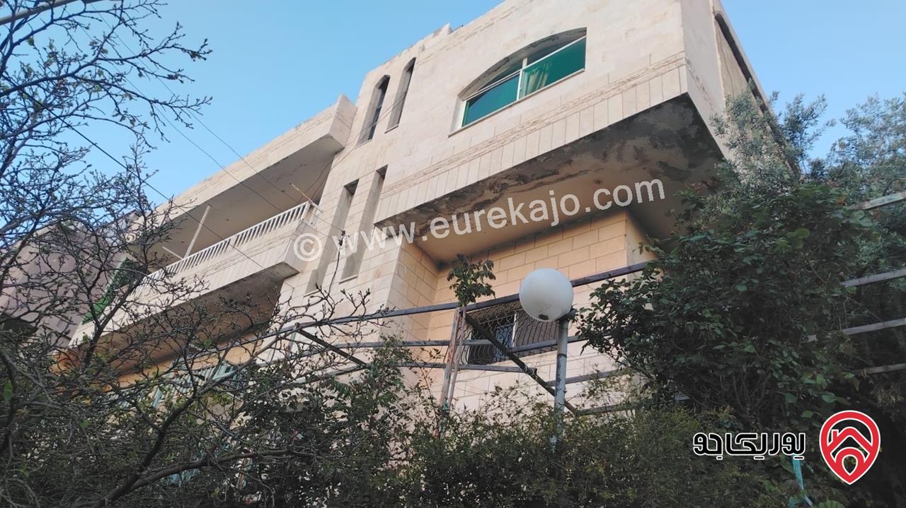 قطعة أرض تجارية مساحة 961م عليها بيت طابقين للبيع في السلط على الشارع الرئيسي مباشرة