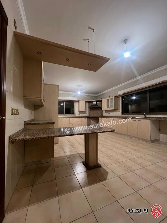 شقة طابق ثالث مساحة 300م للايجار في عمان - ام اذينة