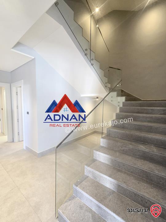 فيلا متلاصقة جديدة مساحة 763م على أرض 530م مع مسبح واطلالة عالية للبيع في عمان - عبدون