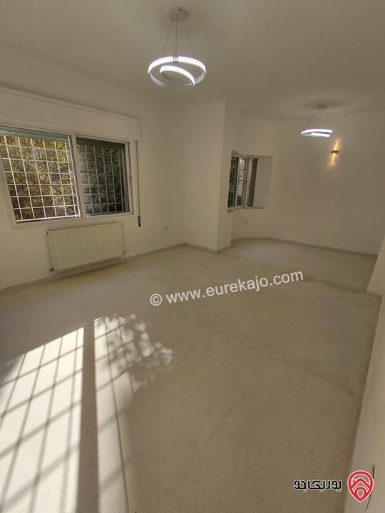 شقة مجددة طابق أول مساحة 200م للإيجار في عمان - دير غبار 