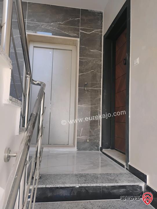 شقة طابق ثالث مع روف مساحة 190م مع ترس 110م للبيع بالأقساط في الزرقاء الجديدة