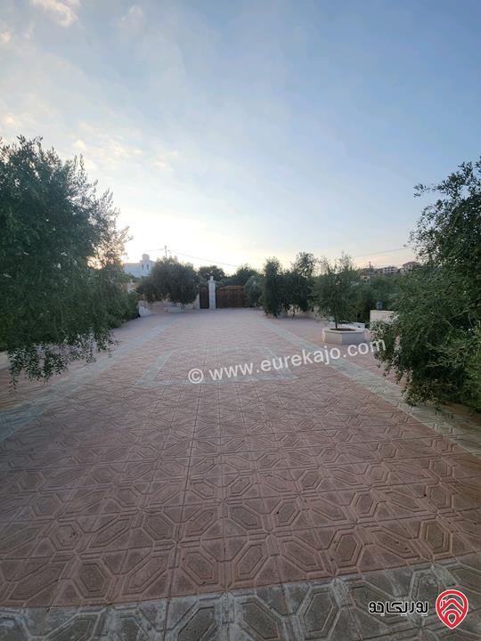 بيت نظام أمريكي مساحة 300م على أرض 3 دونم و 500م للبيع في السلط