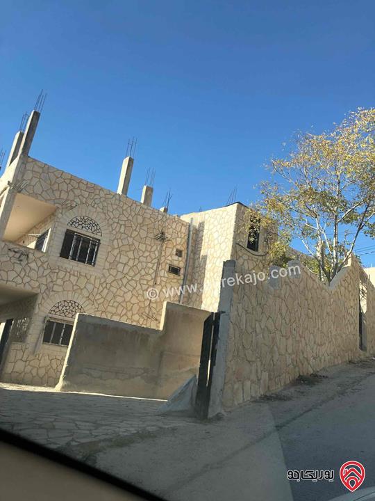 منزل مساحة 450م على أرض 350م للبيع في عمان - نادي السباق حي الربوة 