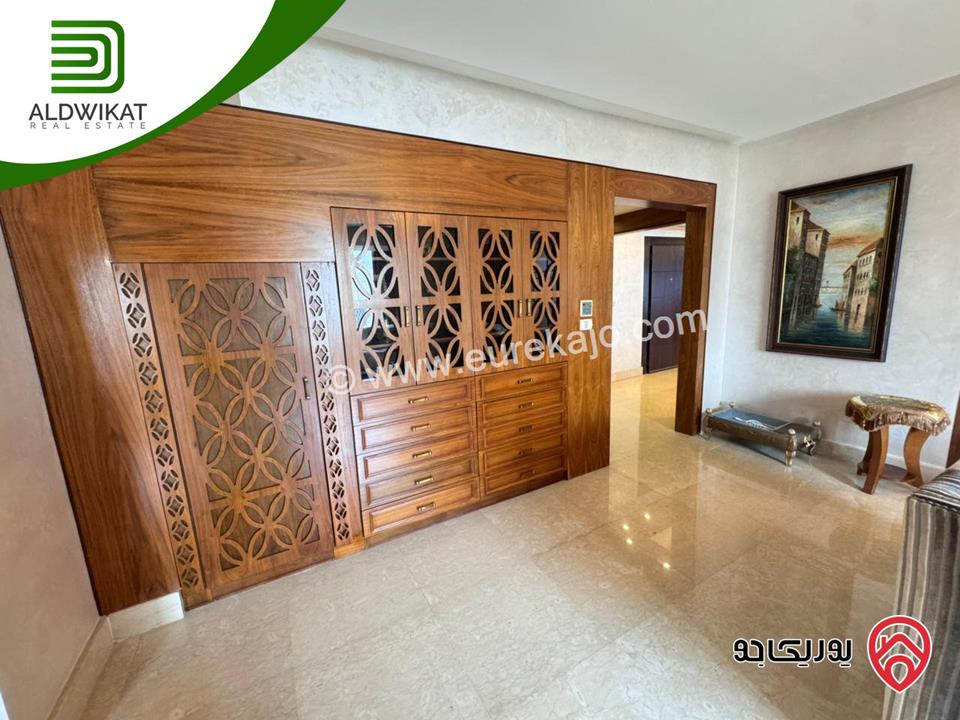 شقة للبيع في عمان - عبدون طابق اخير مع روف مساحة البناء 300م ومساحة الترس 50م موقع مميز