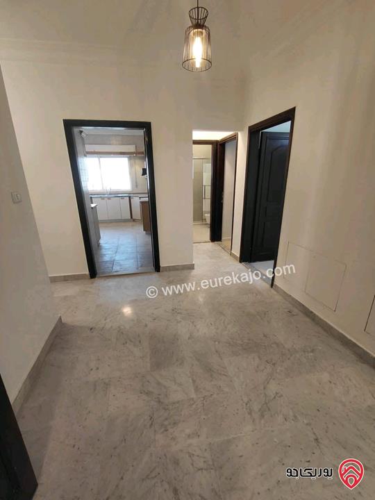 شقة فارغة طابق أول مساحة 195م للايجار في عمان - دير غبار