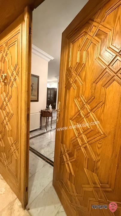 فيلا كبيرة مساحة البناء 800م على أرض 746م مع مسبح وحديقة واسعة للبيع في أرقى مناطق عمان الغربية - الكرسي
