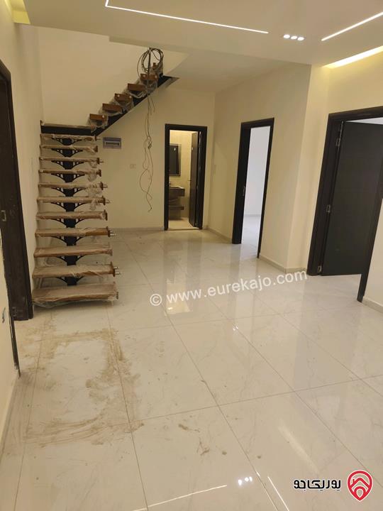 شقة طابق أرضي دوبلكس مساحة 219م مع ساحات خارجية عدد 2 بمساحة 100م للبيع في اربد