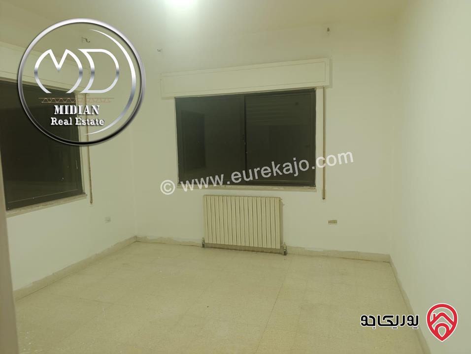 شقة للبيع في عمان - ام اذينة مساحة 160م طابق ثالث اطلالة جميلة تصلح للاستثمار بسعر مميز