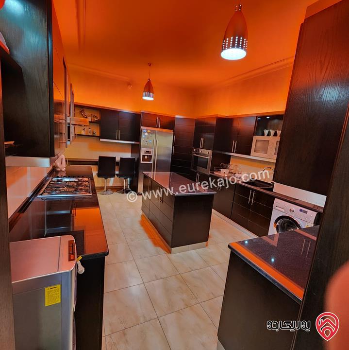 شقة فاخرة مفروشة طابق تسوية مساحة 260م للبيع في عمان - خلدا