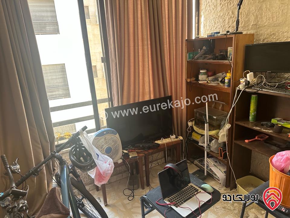 شقة واسعة مريحة مساحة 211م على شارعين تصميم كلاسيك للبيع في عمان - أم أذينة