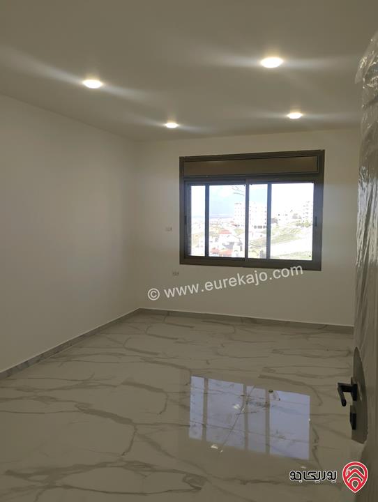 شقة طابق ثالث مع روف مساحة 190م مع ترس 110م للبيع بالأقساط في الزرقاء الجديدة