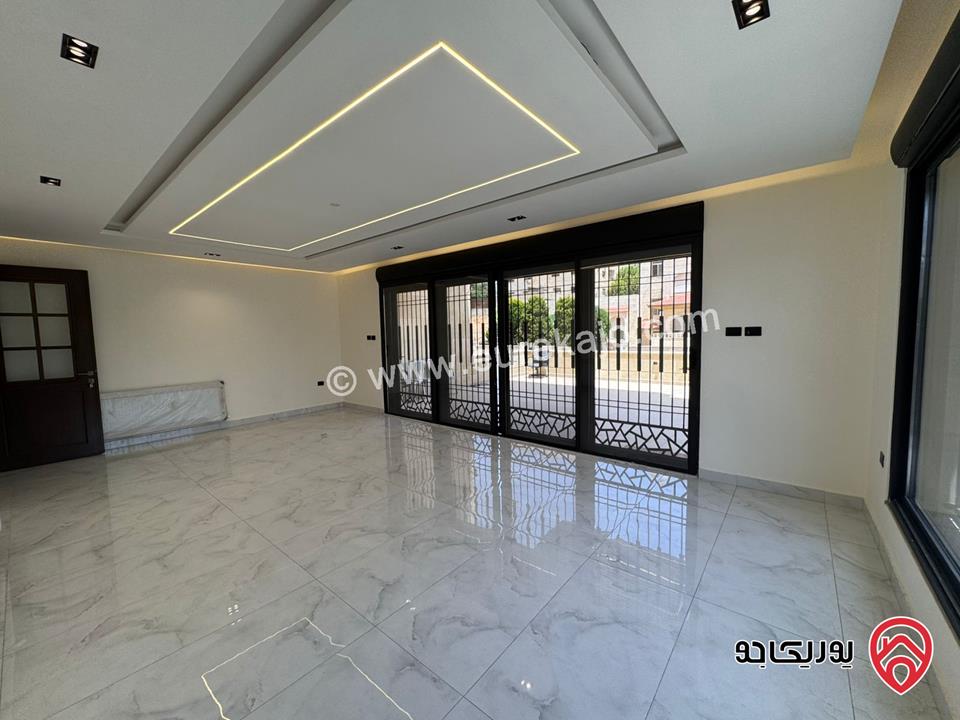 شقة للبيع في عمان - مرج الحمام / طريق المطار طابق ارضي مساحة البناء 230م ومساحة الترس 30